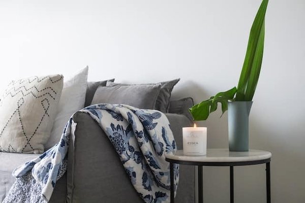 Couverture lestée : l'élément à la fois bénéfique et décoratif à mettre sur votre canapé